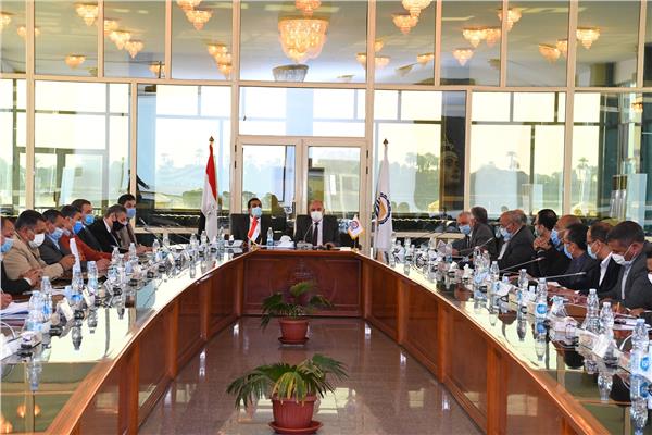 محافظ قنا يعقد اللقاء الشهري بالمستثمرين لمتابعة مشاكلهم وحلها