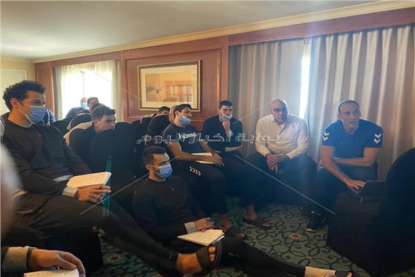 المهندس هشام نصر ولاعبي المنتخب الوطني لكرة اليد
