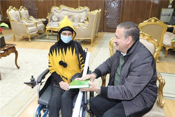 مواطنة من ذوي الهمم تهدي محافظ المنوفية «مصحفًا»