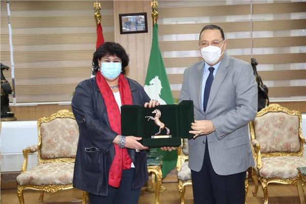 الدكتورة إيناس عبد الدايم وزيرة الثقافة والدكتور ممدوح غراب محافظ الشرقية