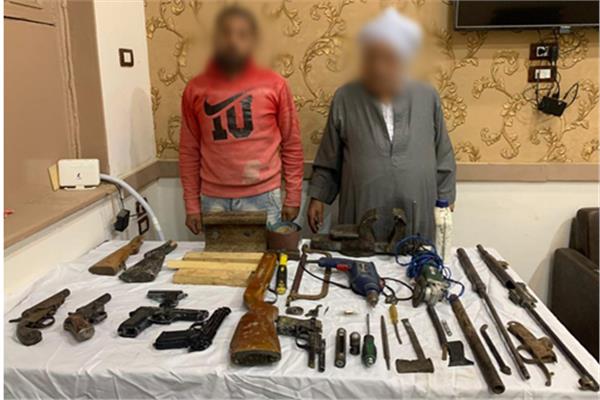 المتهمان وأمامهما المضبوطات