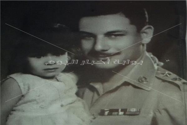 الراحل صفوت الشريف يحمل ابنته- أرشيف أخبار اليوم