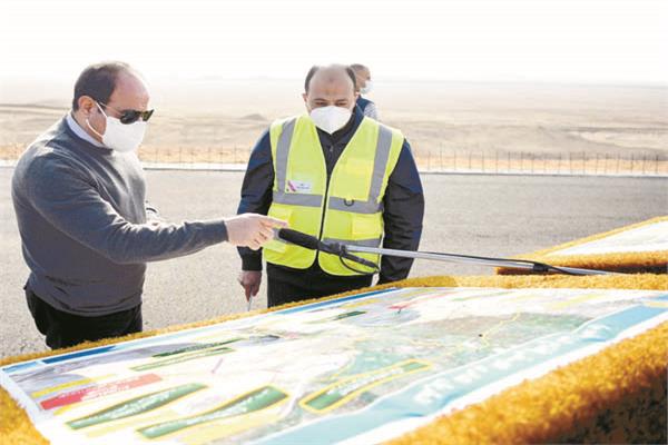  الرئيس عبدالفتاح السيسى أثناء تفقده الطريق الدائرى الأوسطى