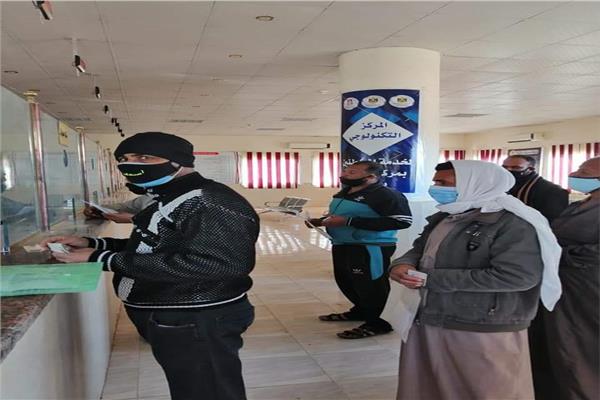 للتيسير علي المواطنين مرور الوادي الجديد ينظم قافلتين مروريتين بمركزي بلاط وباريس