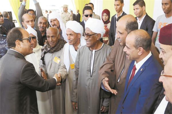  الرئيس عبد الفتاح السيسى أثناء لقائه بعدد من مزارعي الوادى الجديد