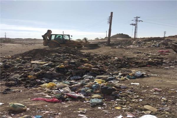 رفع تلال القمامة ب"صالح حرب وكليه الهندسة" بأسوان