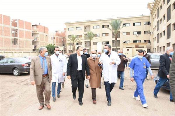  محافظ الشرقية يقرر صرف مكافأة للعاملين بمستشفى ديرب نجم لتميزهم فى عملهم 