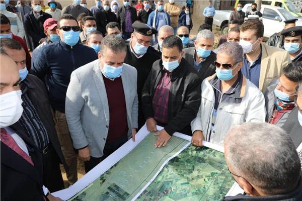 محافظ المنوفية ورئيس هيئة السكة الحديد يتفقدان  بدء مشروع إحياء خط سكة حديد