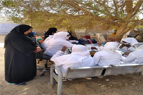 متابعة التسجيل فى منظومة "التأمين الشامل" بوادى خريت بأسوان