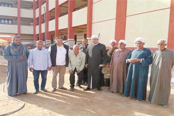 رئيس الإدارة المركزية لمنطقة الأقصر الأزهرية خلال زيارته معهد «أبوحليمة»