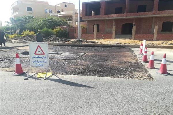 جانب من صيانة الطرق بمدينة الشروق