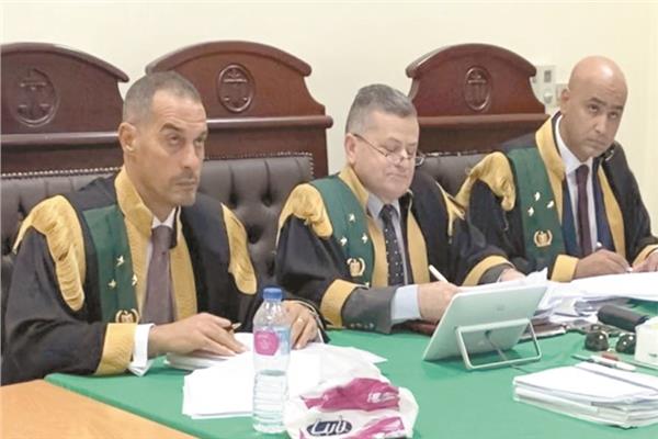 هيئة المحكمة أثناء النطق بالحكم على المتهمين بقتل فرد أمن