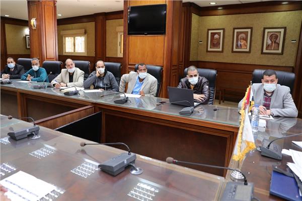نائب محافظ سوهاج يجتمع باللجنة الفنية