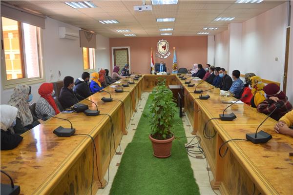 الدكتور أحمد عزيز عبد المنعم رئيس جامعة سوهاج اجتماعاََ تحضيرياََ مع ٣٠ شاب وفتاة 