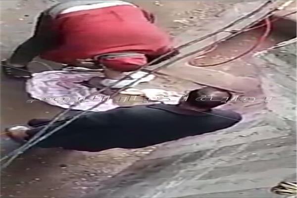 الأب يجرد ابنه من ملابسها في الشارع