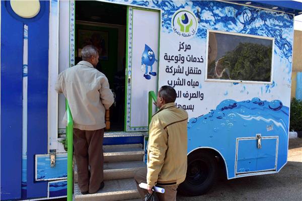 مركز خدمة عملاء متنقل للتعاقد على وصلات الصرف الصحي بقرية ادفا بسوهاج