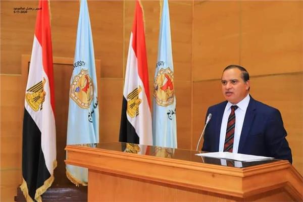 الدكتور أحمد عزيز رئيس جامعة سوهاج 