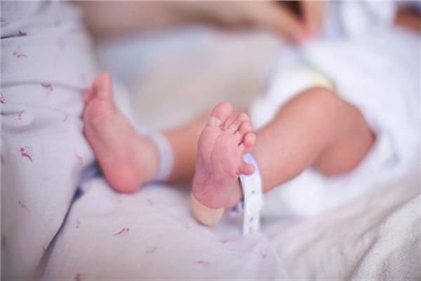 العثور على رضيعة مجهولة الهوية ملقاة في الشارع بنجع حمادي 