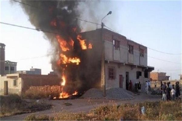 إخماد حريق أعلي سطح منزل بالمنيا