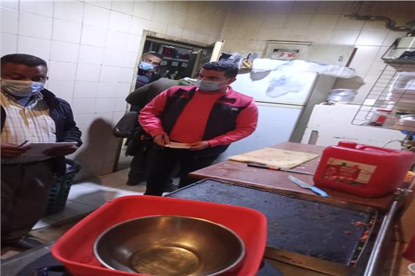 غلق 10 محال مخالفة بالإسكندرية
