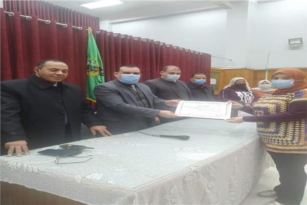 مدير تعليم المنوفية يكرم مدرسة الشهيد عبد الرحمن الديب الابتدائية