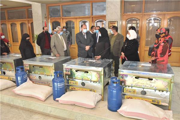 محافظ أسيوط يواصل توزيع مشروعات توليد الدخل ويسلم 13 فرن منزلي 