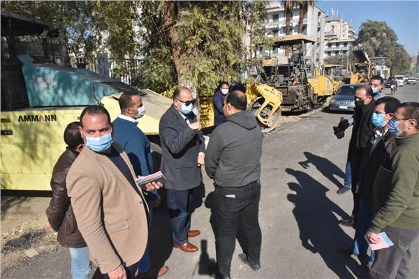 محافظ أسيوط يتابع أعمال رصف الشوارع
