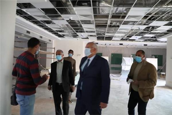 محافظ الوادي الجديد يتفقد أعمال إنشاء فرع البنك الأهلي المصري بالداخلة 