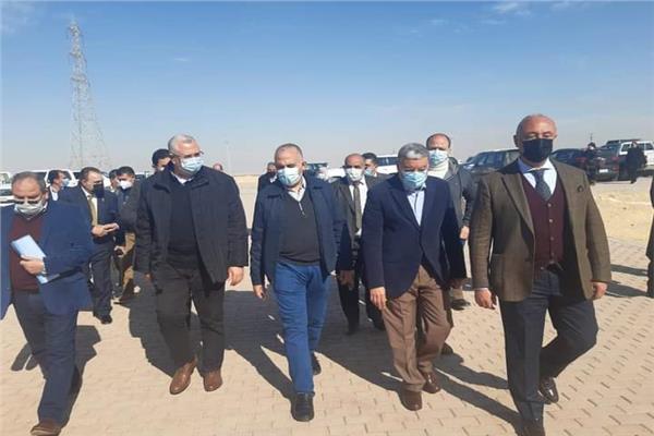 وزيرا الرى والزراعة يتفقدان مصنع سكر القناه 