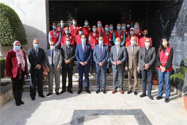محافظ المنوفية يُدشن قافلة الهلال الأحمر الطبية