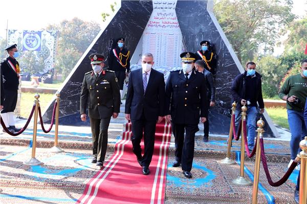 محافظ سوهاج يضع إكليل الزهور على النصب التذكاري لشهداء الشرطة 