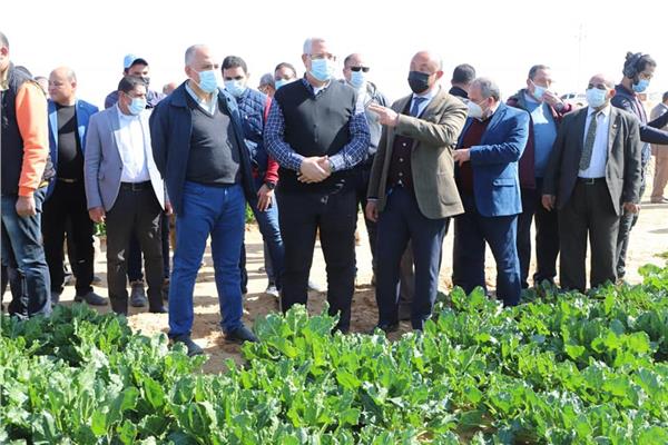 وزيرا الزراعة والري ومحافظ المنيا خلال تفقدهم للمجمع الزراعي الصناعي لإنتاج السكر من البنجر 