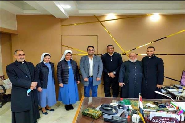 وفد من كهنة إيبارشية سوهاج يقدم التهنئة لرجال الشرطة 