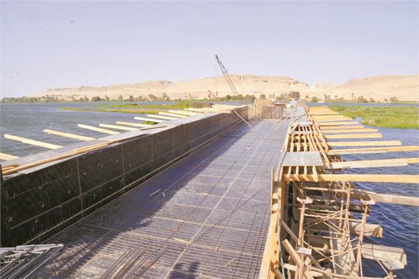 أعمال الإنشاءات في أحد الكباري الخاصة بالمحور