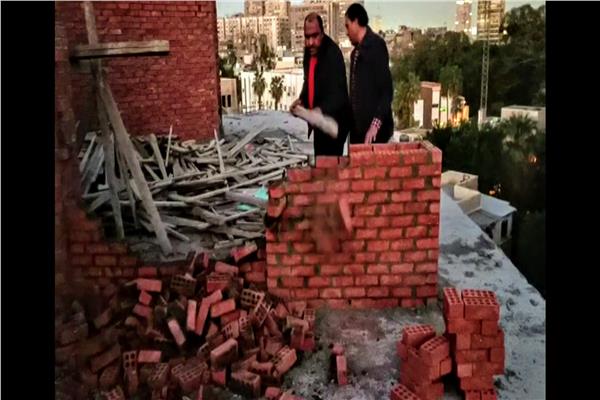 إزالة بناء مخالف في حي الدقي