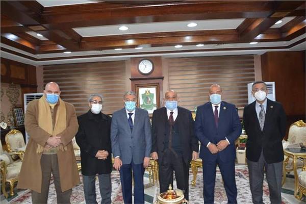 محافظ المنيا مع أعضاء الشيوخ