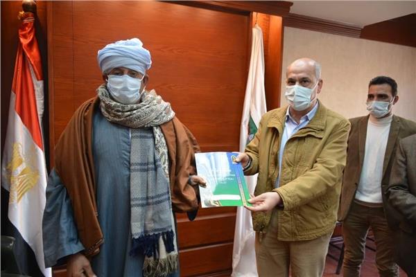 تسلم 40 عقد تقنين أراضي أملاك دولة للمواطنين  بسوهاج