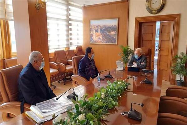 محافظ بورسعيد خلال متابعة سير المشروعات