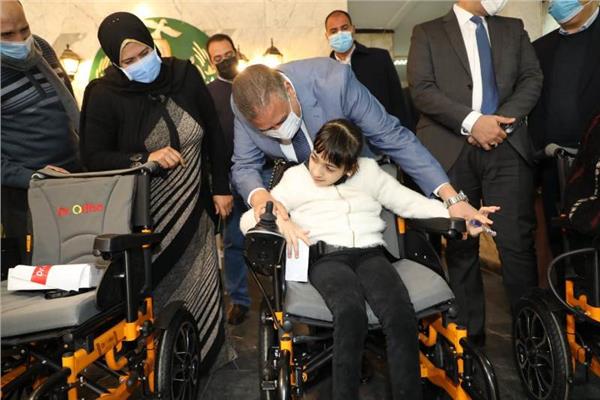 محافـظ المنوفية أثناء تسليمه كراسي لذوي الهمم