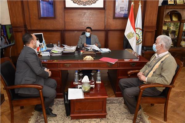 محافظ مطروح يناقش جهود مبادرة التصالح حياة ومشاركة مؤسسة حياة كريمة ومؤسسة صناع الخير