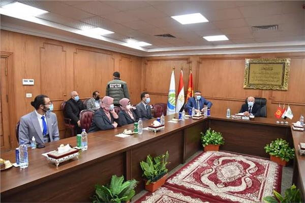 محافظ بورسعيد يلتقي بالعاملين بمركز الخدمات الاستيرادية 