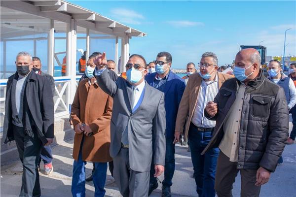 محافظ الاسكندرية يقود حملة لازالة الاشغالات علي الكورنيش