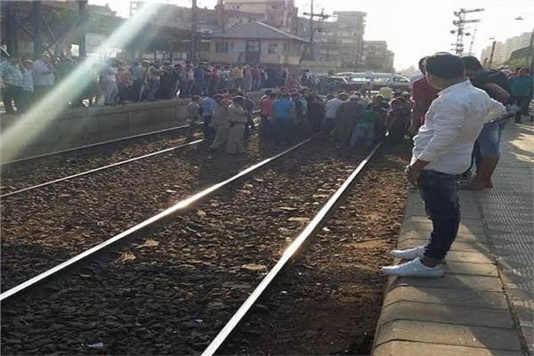 إصابة طالب بإصابات خطيرة انزلقت قدمه وسقط من قطار المطرية / المنصورة 