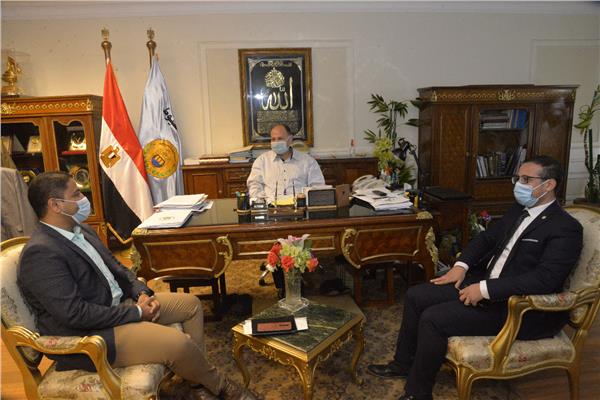  محافظ أسيوط يلتقى شباب مؤسسة حياة كريمة