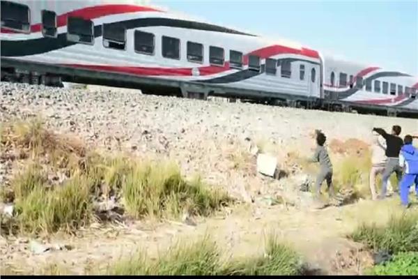 الاطفال يلقون الحجارة علي القطارات