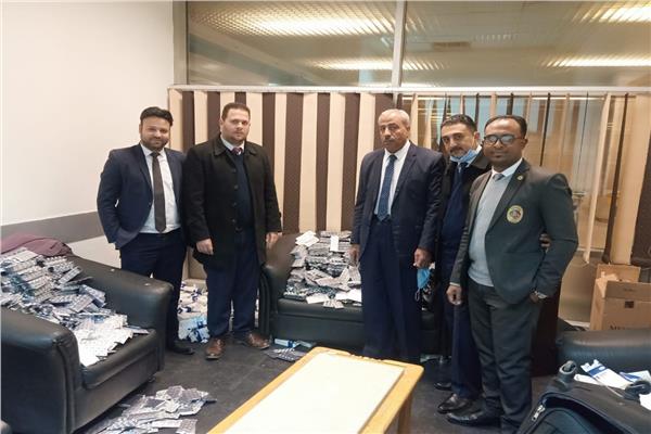 رجال الجمارك مع المضبوطات