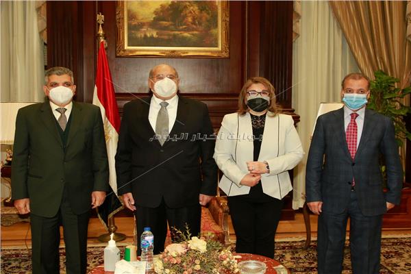 رئيس هيئة قناة السويس يهنئ رئيس مجلس الشيوخ ‎ 