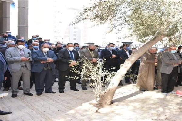 محافظ الشرقية يقدم العزاء لنائب