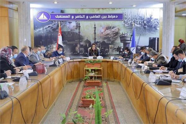 محافظ دمياط اثناء الاجتماع