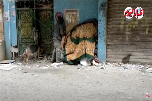 كارثة تنتظر «الماس الكهربائي» منزل من 5 طوابق يتحول لمقلب زبالة بفيصل